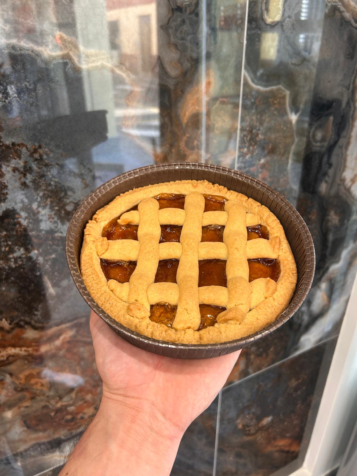 Torta crostata con marmellata di ciliegie