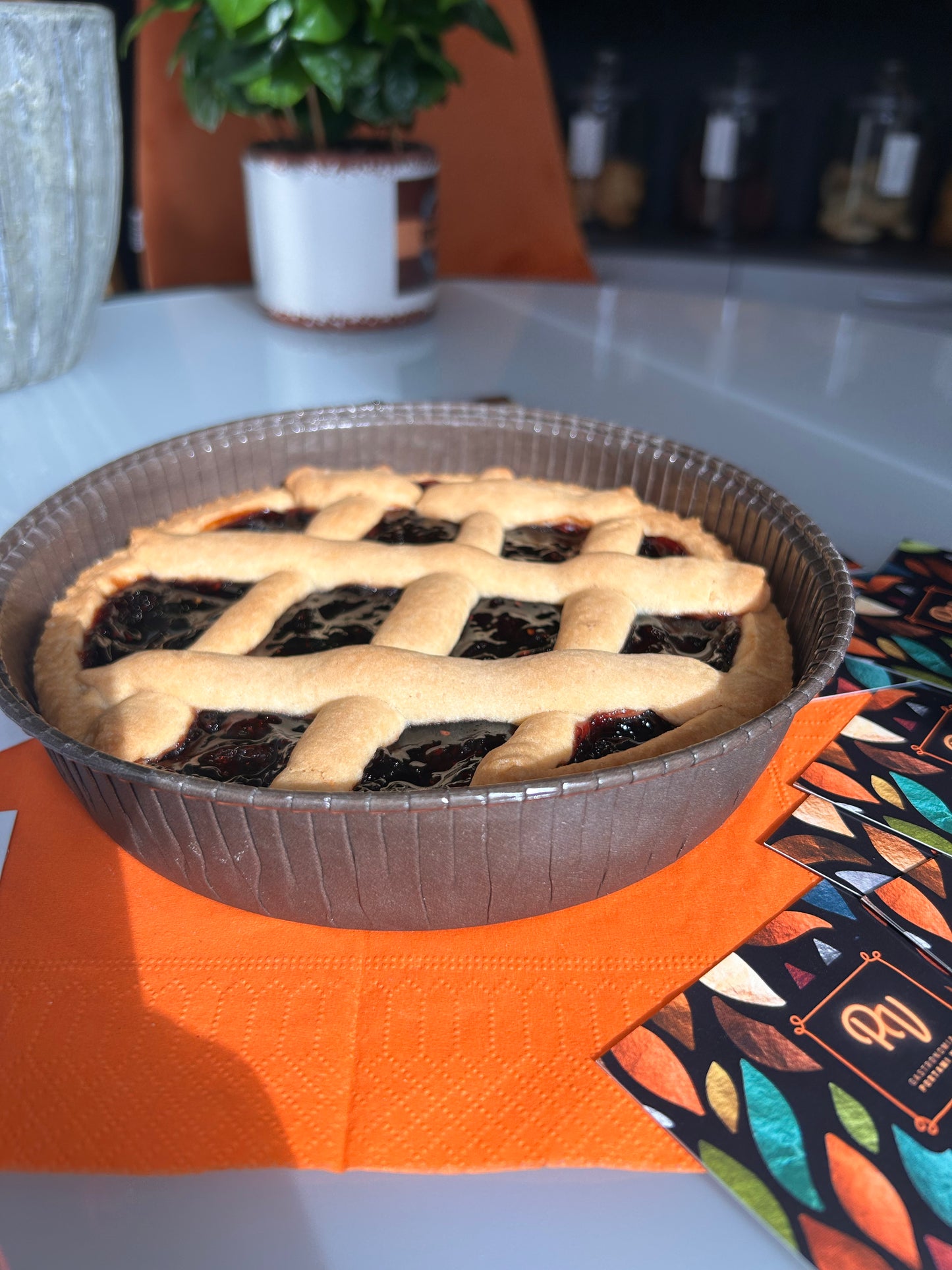 Torta crostata con marmellata di frutti di bosco