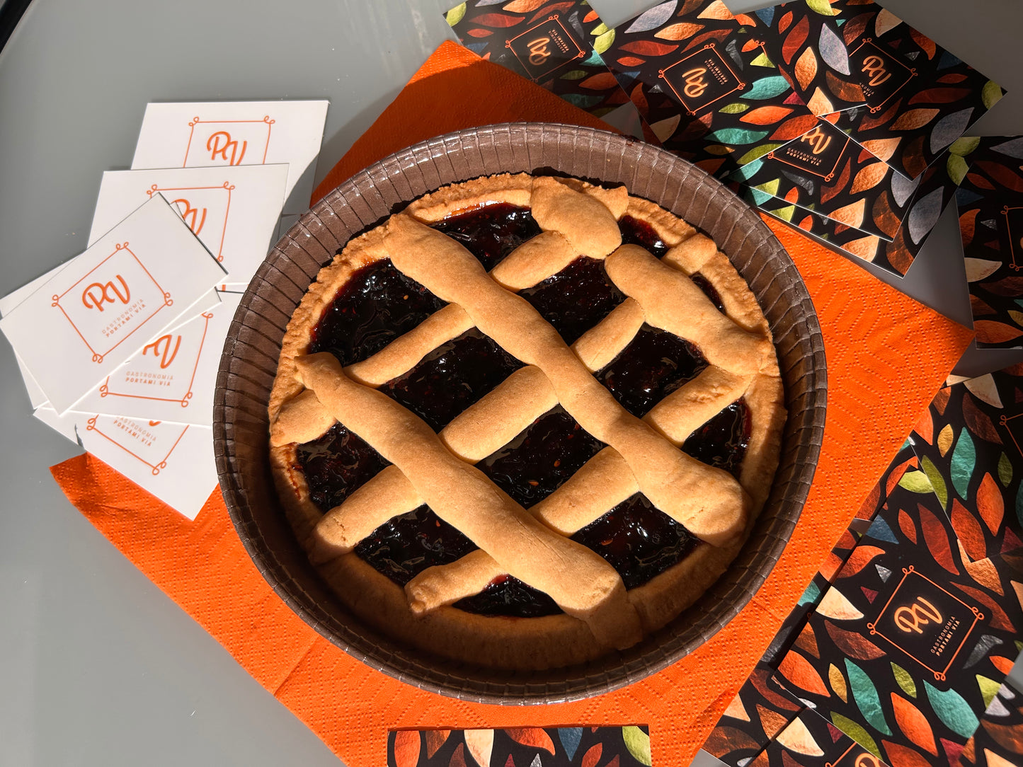 Torta crostata con marmellata di frutti di bosco