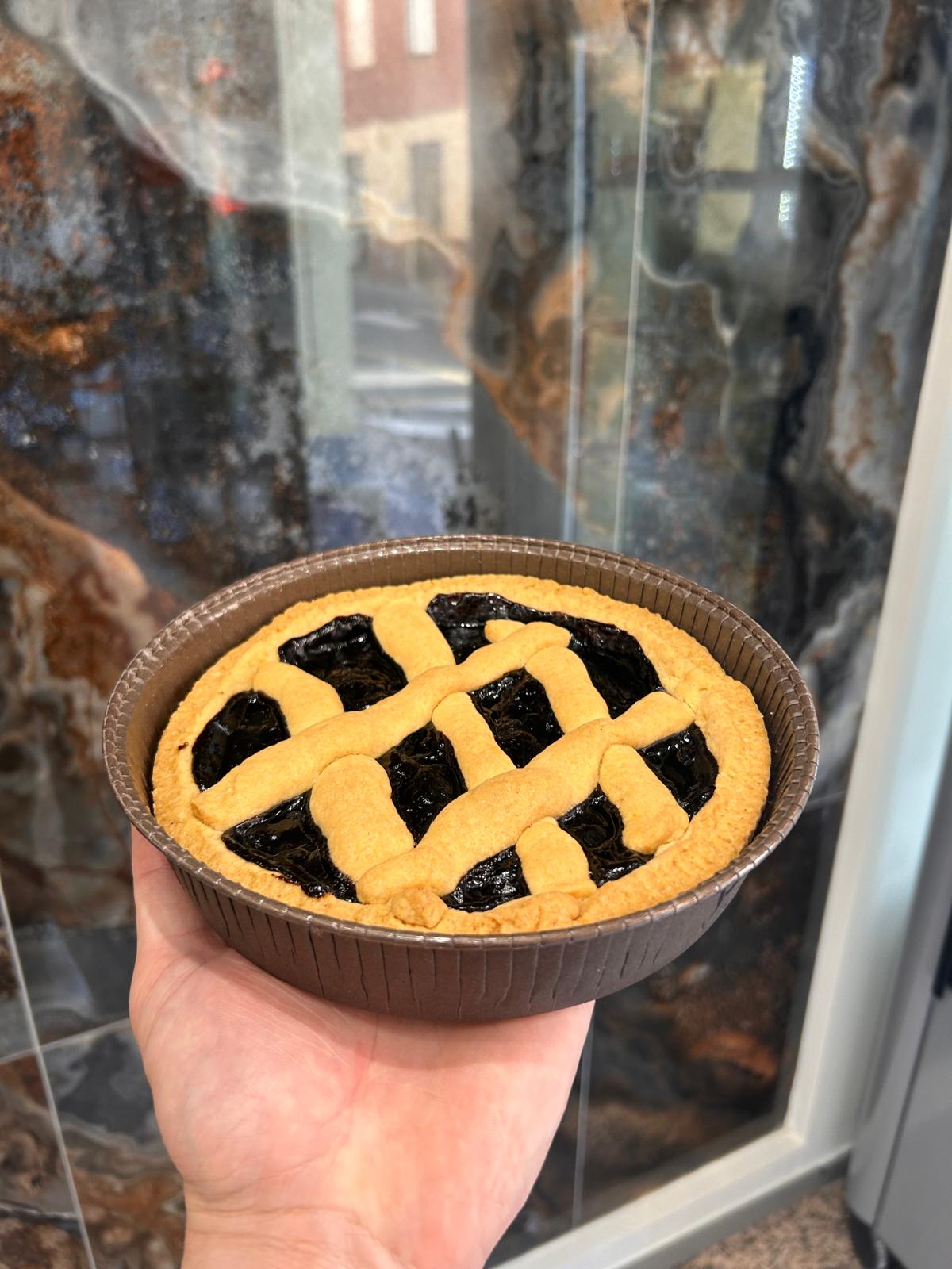Torta crostata con marmellata di frutti di bosco